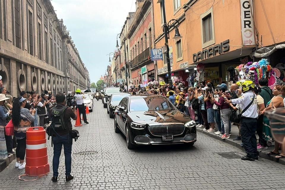 Fans esperan el paso de BTS en calles del Centro Histórico bajo operativo de seguridad.