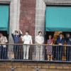 Integrantes de BTS saludan desde un balcón de Palacio Nacional junto a Claudia Sheinbaum.