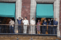 Integrantes de BTS saludan desde un balcón de Palacio Nacional junto a Claudia Sheinbaum.