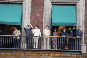 Integrantes de BTS saludan desde un balcón de Palacio Nacional junto a Claudia Sheinbaum.