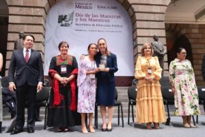 Claudia Sheinbaum durante anuncio del aumento salarial del 9 por ciento para maestras y maestros de México.