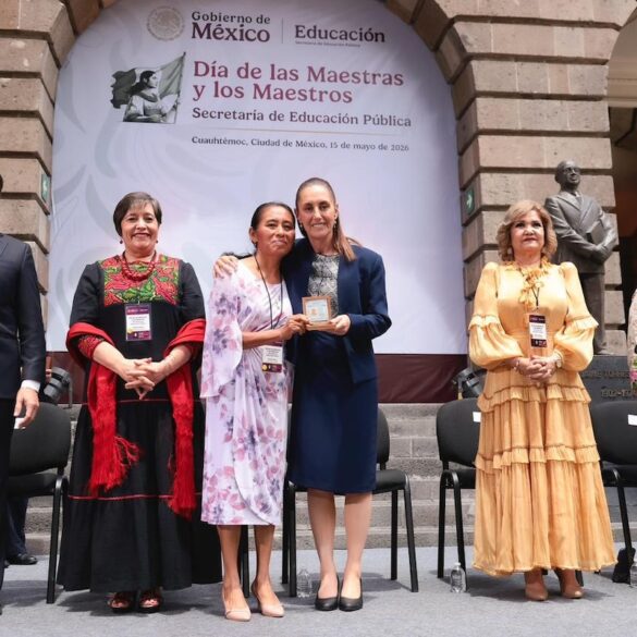 Claudia Sheinbaum durante anuncio del aumento salarial del 9 por ciento para maestras y maestros de México.