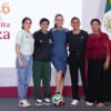 Claudia Sheinbaum junto a las ganadoras del concurso que representarán a México durante la Copa Mundial FIFA 2026.