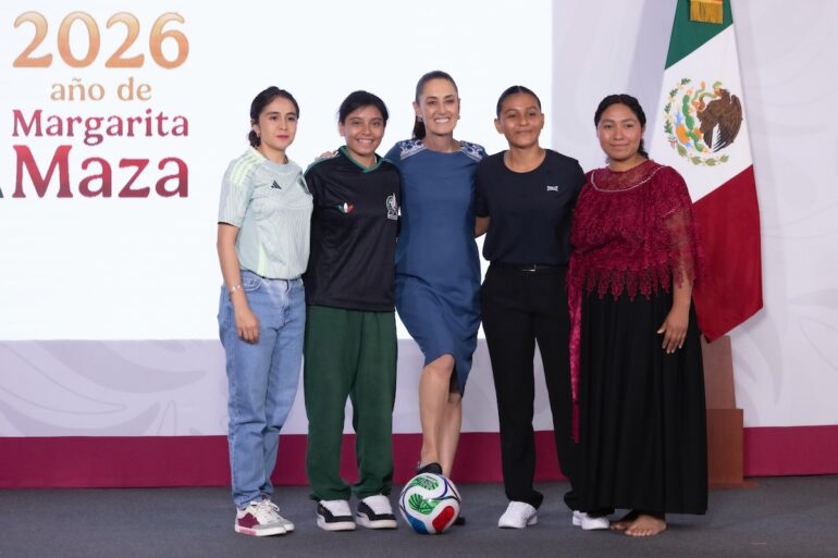 Claudia Sheinbaum junto a las ganadoras del concurso que representarán a México durante la Copa Mundial FIFA 2026.