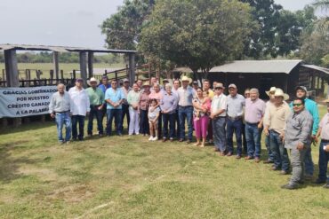 Productores ganaderos de Macuspana reconocen avances del Crédito Ganadero a la Palabra en Tabasco durante recorrido de autoridades estatales.