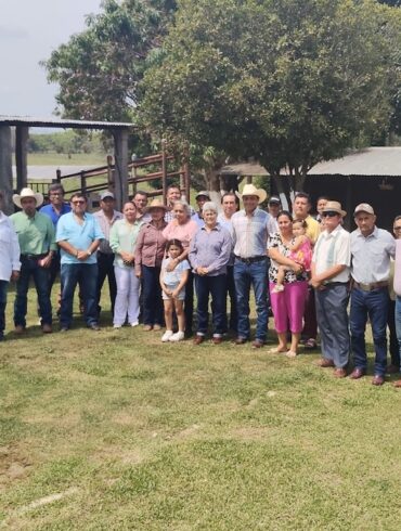 Productores ganaderos de Macuspana reconocen avances del Crédito Ganadero a la Palabra en Tabasco durante recorrido de autoridades estatales.