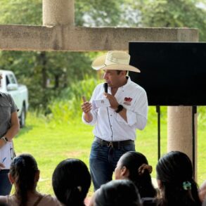 Mujeres beneficiarias del programa Crédito Porcino a la Palabra durante reunión informativa en comunidades Yokot’an de Centro, Tabasco.
