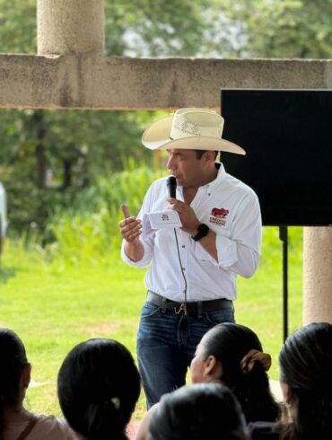 Mujeres beneficiarias del programa Crédito Porcino a la Palabra durante reunión informativa en comunidades Yokot’an de Centro, Tabasco.