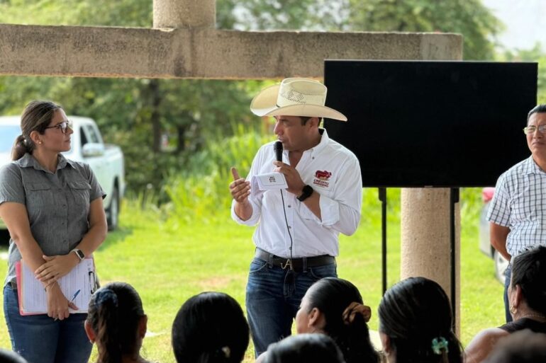 Mujeres beneficiarias del programa Crédito Porcino a la Palabra durante reunión informativa en comunidades Yokot’an de Centro, Tabasco.