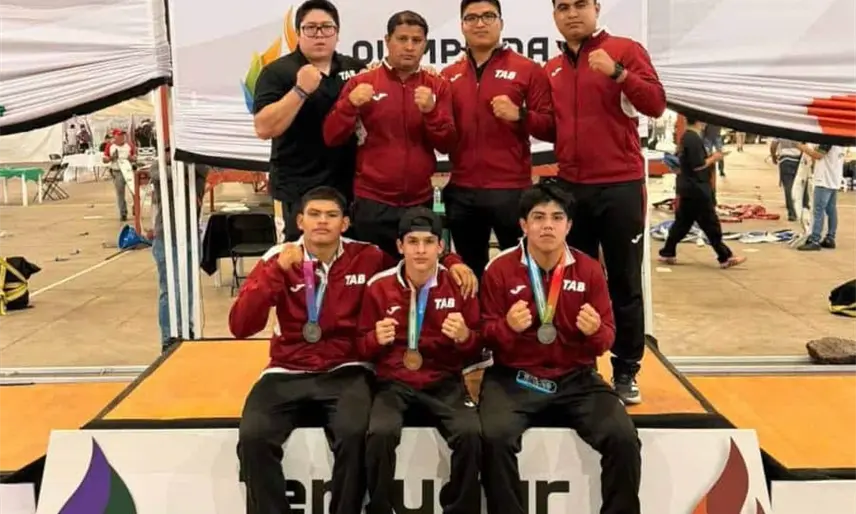 Atletas y entrenadores de la delegación de boxeo de Tabasco posan en el podio de la Olimpiada Nacional CONADE 2026