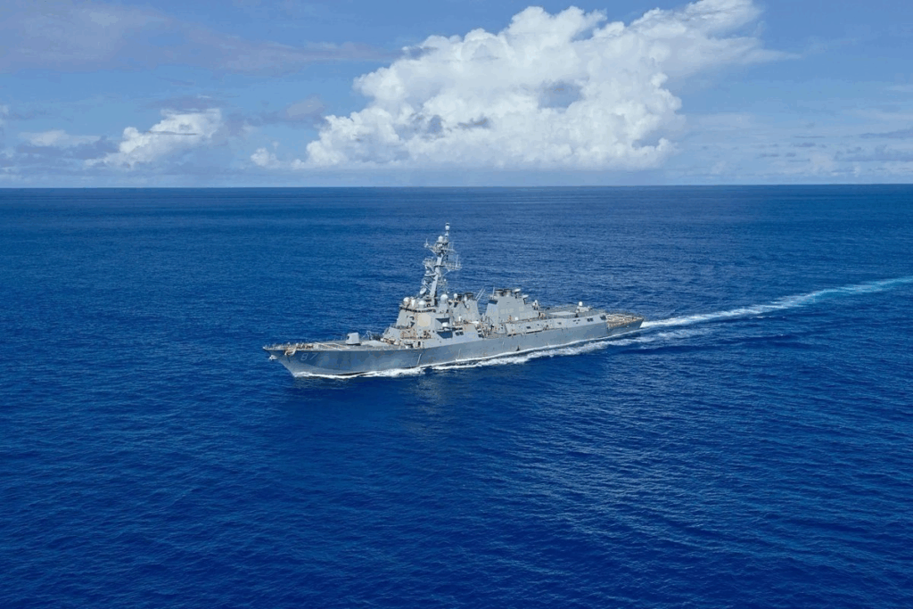 Destructor de misiles guiados de la Marina de Estados Unidos navega en operaciones de patrullaje en apoyo al Proyecto Libertad