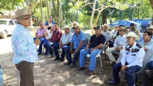 Productores realizan diagnóstico de gestación en ganado durante jornada pecuaria en Emiliano Zapata, Tabasco.