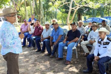 Productores realizan diagnóstico de gestación en ganado durante jornada pecuaria en Emiliano Zapata, Tabasco.