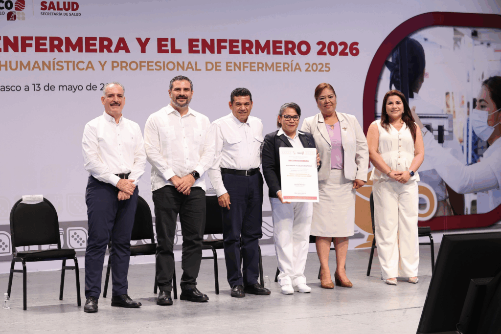 La enfermera Elizabeth Aguilar Aristigue recibe su reconocimiento por labor humanista y profesional en Enfermería 2026 durante el acto encabezado por el gobernador Javier May en Villahermosa