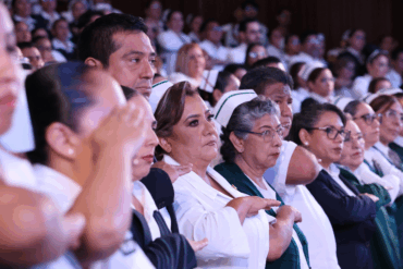 Enfermeras y enfermeros de Tabasco escuchan atentos durante la celebración del Día de la Enfermera 2026 en el Teatro Esperanza Iris de Villahermosa