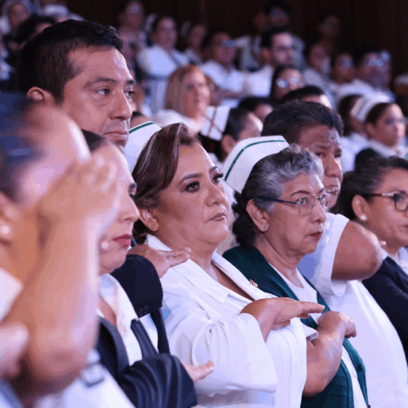 Enfermeras y enfermeros de Tabasco escuchan atentos durante la celebración del Día de la Enfermera 2026 en el Teatro Esperanza Iris de Villahermosa