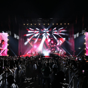 úblico en el Foro Tabasco durante el concierto de Enrique Iglesias con pirotecnia y pantallas de colores en la Feria Tabasco 2026