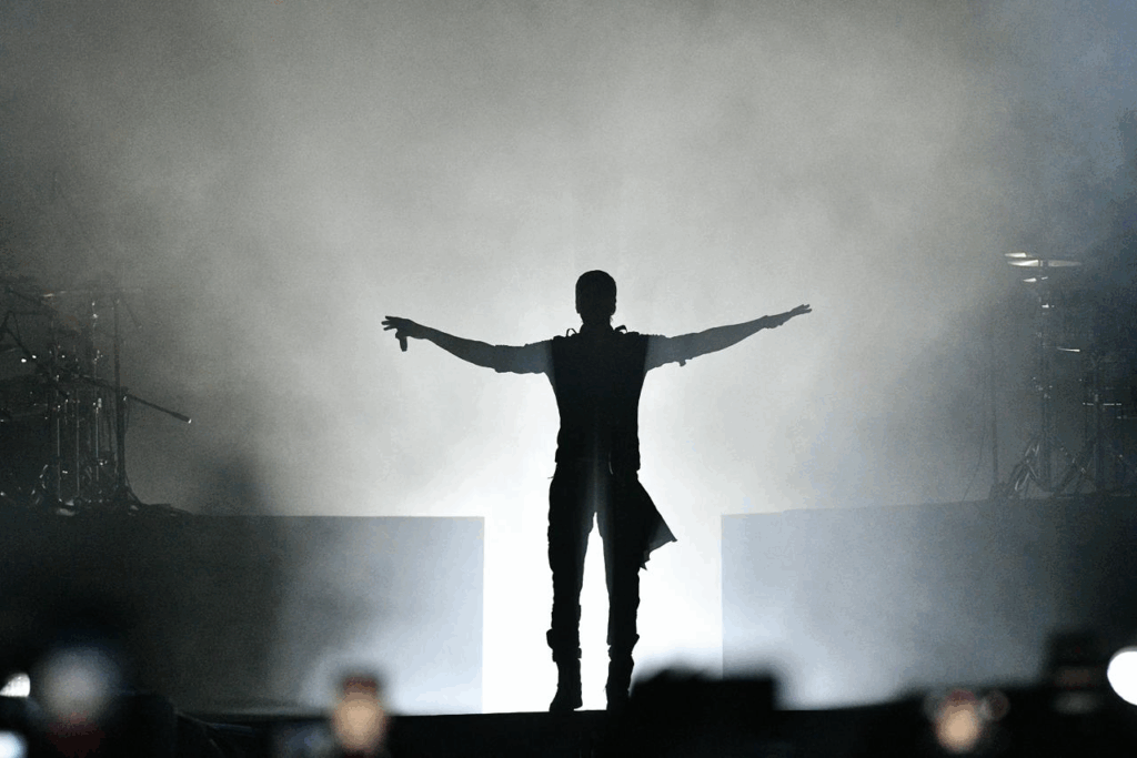 Silueta de Enrique Iglesias con los brazos abiertos en el escenario del Foro Tabasco durante la Feria 2026
