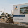 Letrero de Mota-Engil frente a obra urbana y render del nuevo corredor Villahermosa 2030 en Paseo Tabasco