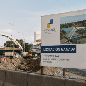 Letrero de Mota-Engil frente a obra urbana y render del nuevo corredor Villahermosa 2030 en Paseo Tabasco