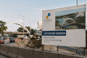 Letrero de Mota-Engil frente a obra urbana y render del nuevo corredor Villahermosa 2030 en Paseo Tabasco