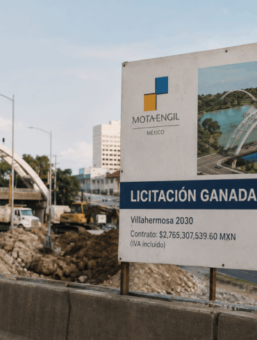 Letrero de Mota-Engil frente a obra urbana y render del nuevo corredor Villahermosa 2030 en Paseo Tabasco