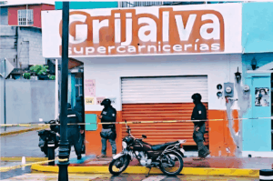 Elementos de seguridad resguardan una sucursal de Grijalva Supercarnicerías tras ataque armado en Jalpa de Méndez.