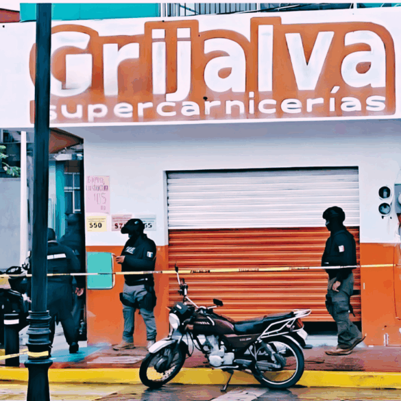 Elementos de seguridad resguardan una sucursal de Grijalva Supercarnicerías tras ataque armado en Jalpa de Méndez.