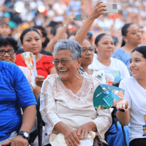 Público sonríe durante actividades culturales de la Feria Tabasco 2026 en el Parque Tabasco Dora María.