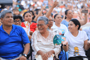 Público sonríe durante actividades culturales de la Feria Tabasco 2026 en el Parque Tabasco Dora María.