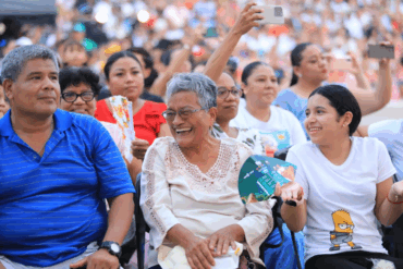 Público sonríe durante actividades culturales de la Feria Tabasco 2026 en el Parque Tabasco Dora María.