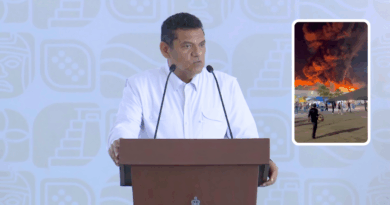 Gobernador Javier May Rodríguez durante conferencia de prensa informando sobre las acciones en el Parque Tabasco tras el incendio.