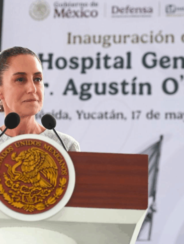 Presidenta Claudia Sheinbaum en el podio durante la inauguración del Hospital General Dr. Agustín O'Horán en Mérida, Yucatán, el 17 de mayo de 2026