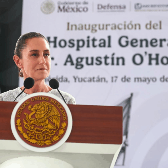 Presidenta Claudia Sheinbaum en el podio durante la inauguración del Hospital General Dr. Agustín O'Horán en Mérida, Yucatán, el 17 de mayo de 2026