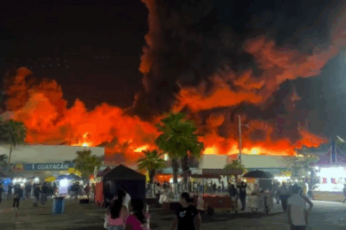 Incendio en la Nave 1 Guayacán del Parque Tabasco durante la Feria Tabasco 2026 visto desde el exterior del recinto ferial