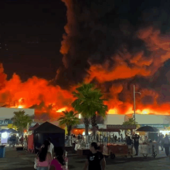 Incendio en la Nave 1 Guayacán del Parque Tabasco durante la Feria Tabasco 2026 visto desde el exterior del recinto ferial