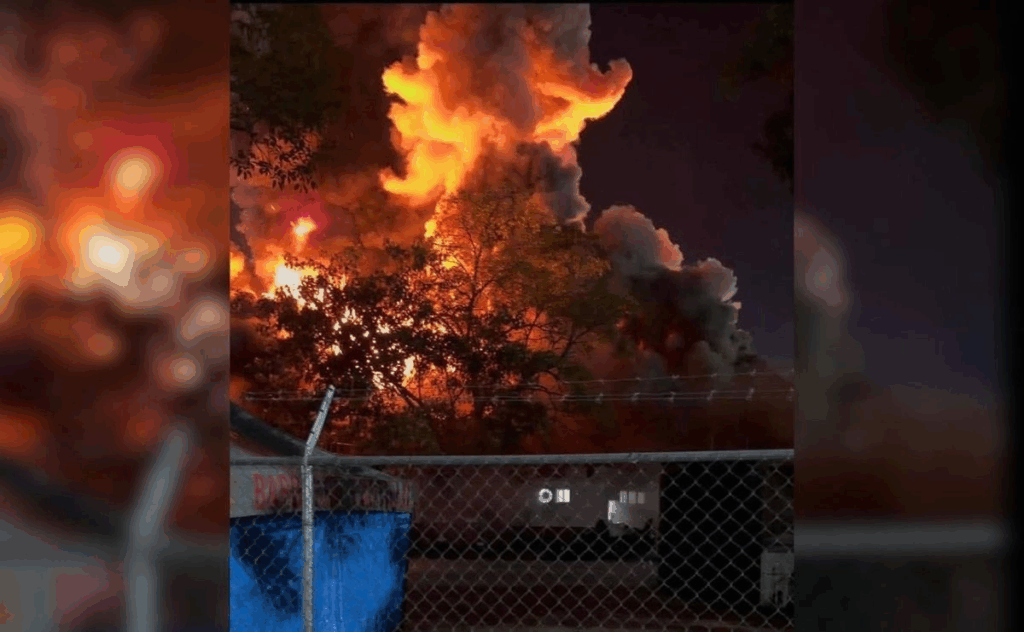 Llamas de gran intensidad durante el incendio de la Nave 1 del Parque Tabasco Dora María el 7 de mayo de 2026