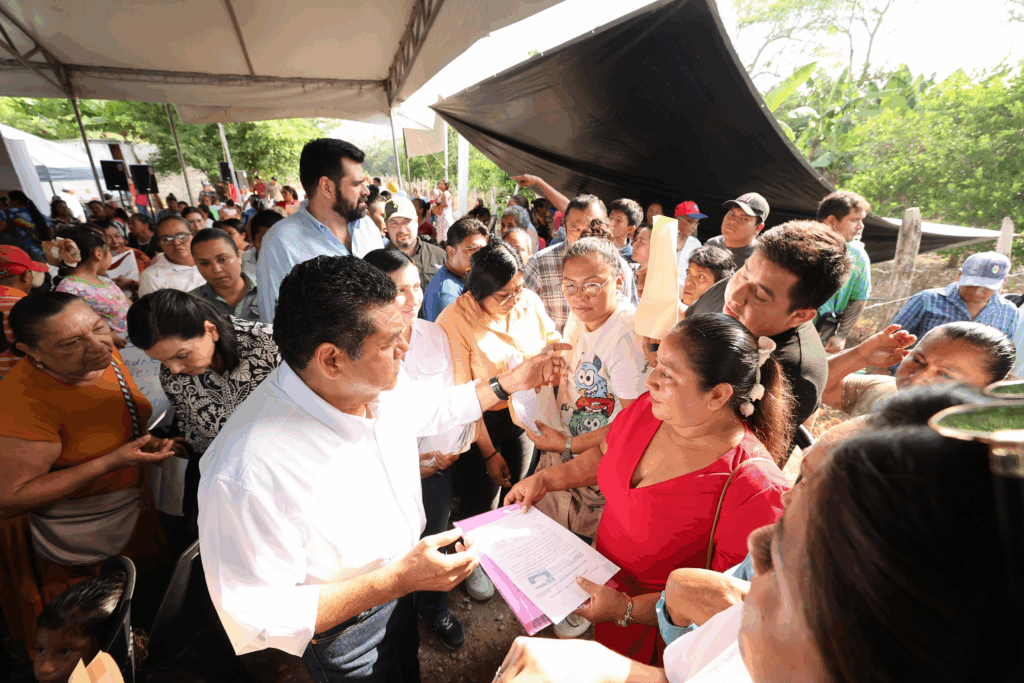 Gobernador Javier May entrega documentos a beneficiarios durante gira por municipio de Centro, Tabasco, 16 de mayo de 2026
