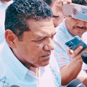 Javier May ofrece declaraciones a medios durante acto oficial en Villahermosa
