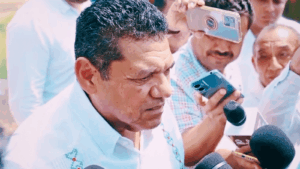 Javier May ofrece declaraciones a medios durante acto oficial en Villahermosa