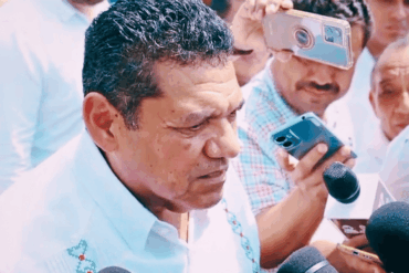 Javier May ofrece declaraciones a medios durante acto oficial en Villahermosa