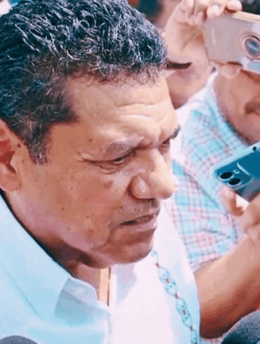 Javier May ofrece declaraciones a medios durante acto oficial en Villahermosa