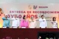 Javier May Rodríguez y Carlos Efraín Reséndez Bocanegra durante reconocimiento a maestros en Villahermosa, Tabasco.
