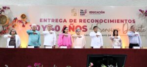 Javier May Rodríguez y Carlos Efraín Reséndez Bocanegra durante reconocimiento a maestros en Villahermosa, Tabasco.