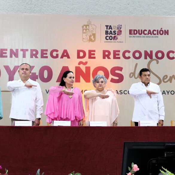 Javier May Rodríguez y Carlos Efraín Reséndez Bocanegra durante reconocimiento a maestros en Villahermosa, Tabasco.
