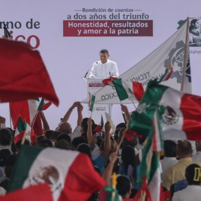 Gobernador Javier May Rodríguez en el podio de la rendición de cuentas de Claudia Sheinbaum en Plaza de Armas de Villahermosa, rodeado de banderas mexicanas