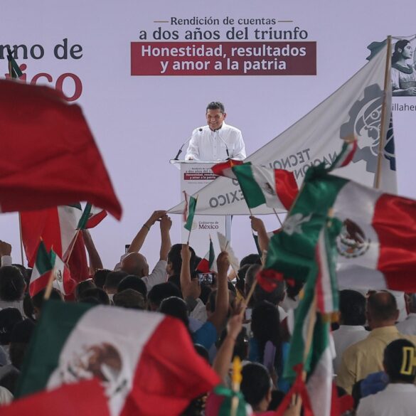 Gobernador Javier May Rodríguez en el podio de la rendición de cuentas de Claudia Sheinbaum en Plaza de Armas de Villahermosa, rodeado de banderas mexicanas