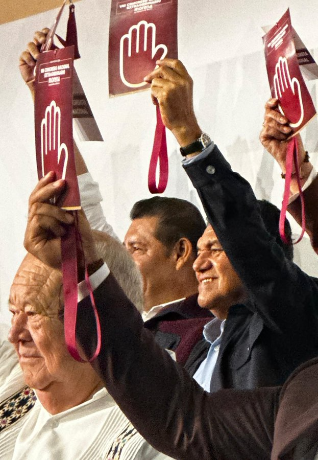 Javier May levanta su acreditación durante la votación de la nueva dirigencia nacional de Morena