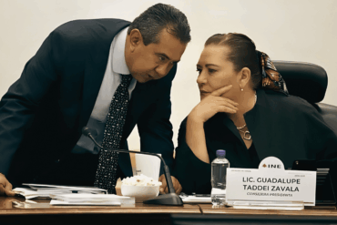 El consejero Jorge Montaño Ventura junto a la consejera presidenta Guadalupe Taddei en sesión del INE.
