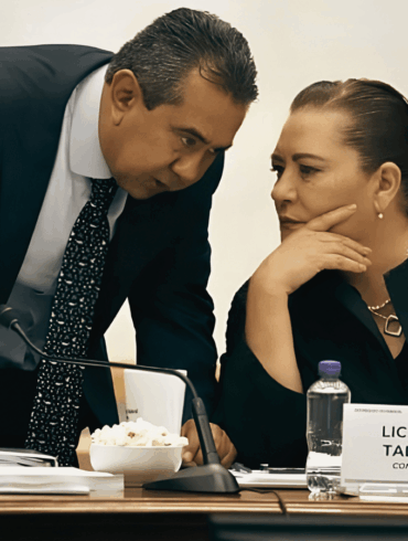 El consejero Jorge Montaño Ventura junto a la consejera presidenta Guadalupe Taddei en sesión del INE.